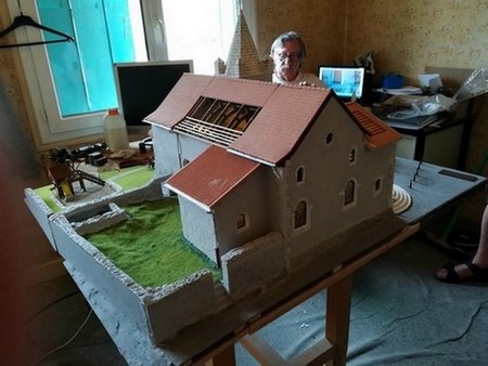Étape de construction de la maquette de l'église de Rovon, vue 2